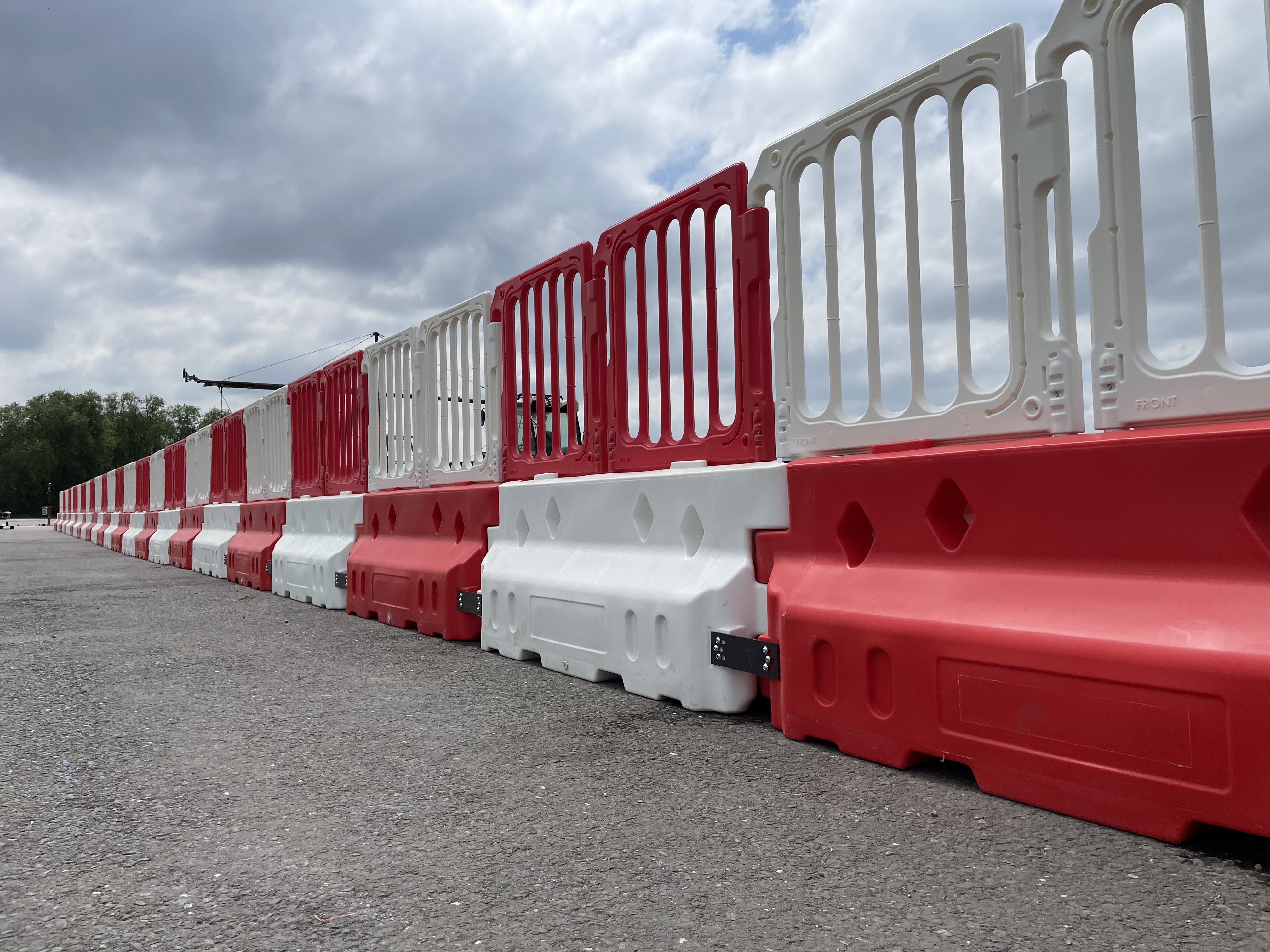 Defender 50 &ndash; Heavy Duty Crash Tested Barrier (up to 50 mph)